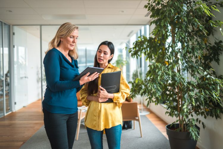 executive-assistant-standing-meeting